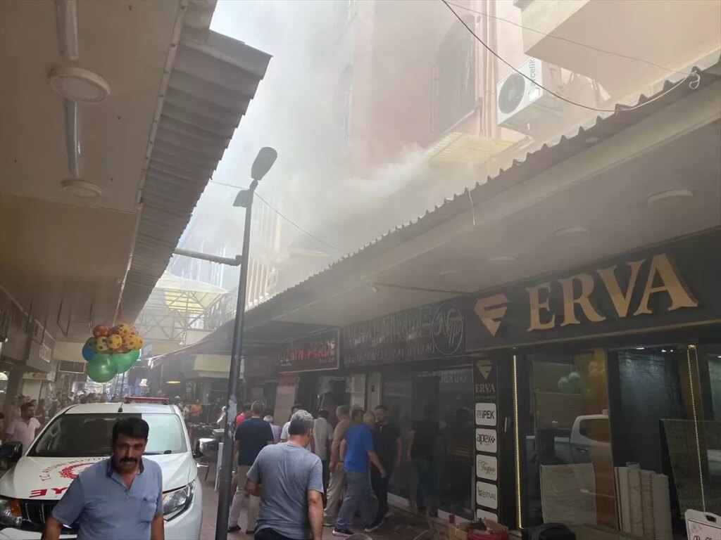 Aydın’ın Nazilli ilçesindeki bir iş yerinde çıkan yangın söndürüldü