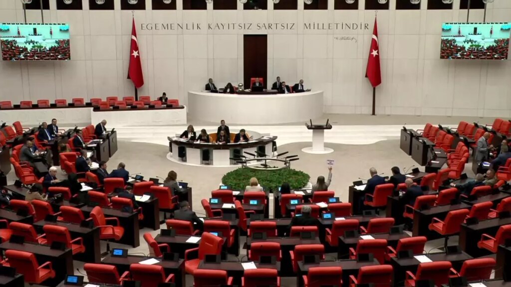 CHP’li Bülbül, Depreme Dayanıksız Okulda Eğitimin Devam Etmesine Tepki Gösterdi