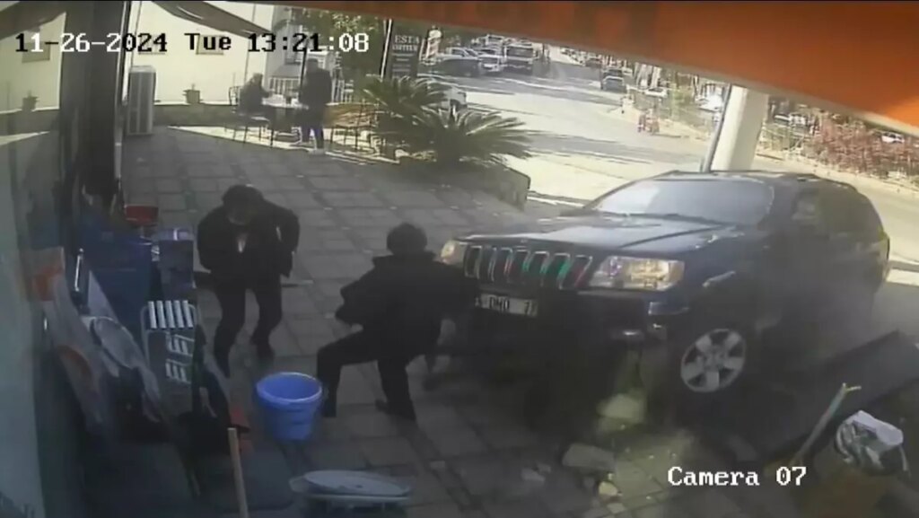 Bodrum’da Park Halindeki Cip Mağazaya Daldı: 4 Yaralı