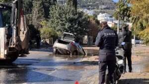 Bodrum’da Su Hattı Patladı, Sürücü Çukura Düştü