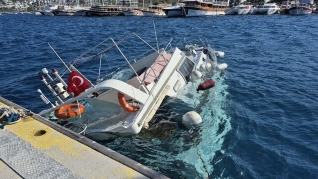 Muğla’da 15 metrelik tekne battı