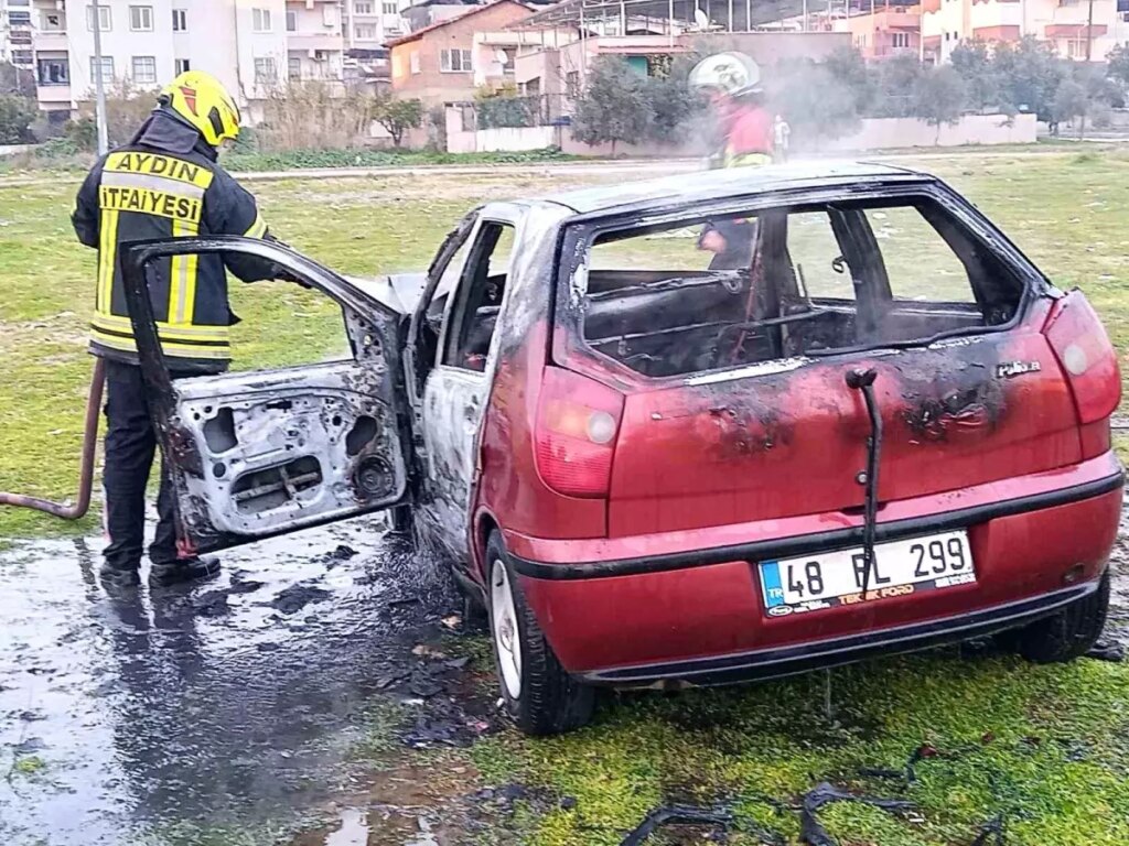 Tamir Ettiremeyen Kadın Aracını Yakarak İsyan Etti