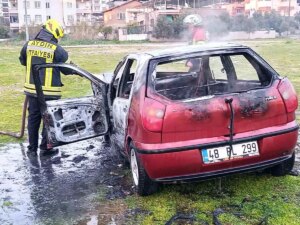 Tamir Ettiremeyen Kadın Aracını Yakarak İsyan Etti