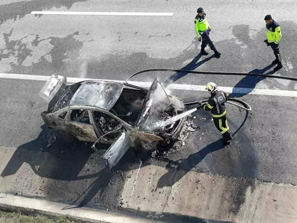Denizli-Aydın Otoyolu’nda Otomobil Alevlere Teslim Oldu