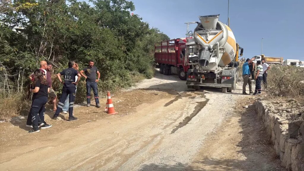 Bodrum’da beton mikseri sürücüsü kamyon arasında kaldı