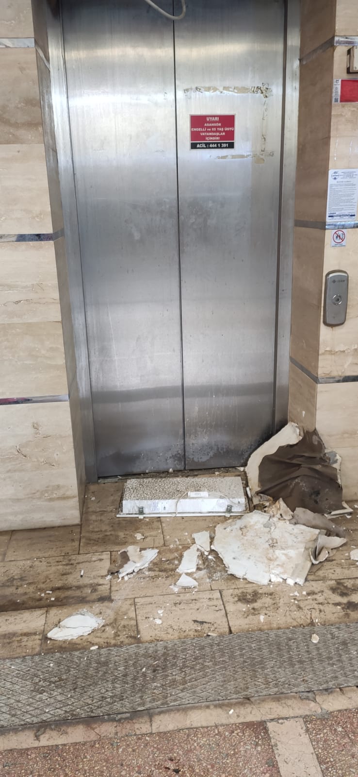 Nazilli’deki alt geçitte korkutan olay! Asansörün çatısı çöktü