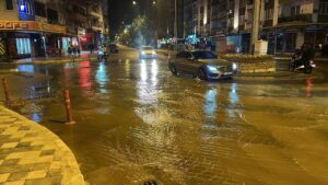 Nazilli’de su boruları patladı, ortalık göle döndü