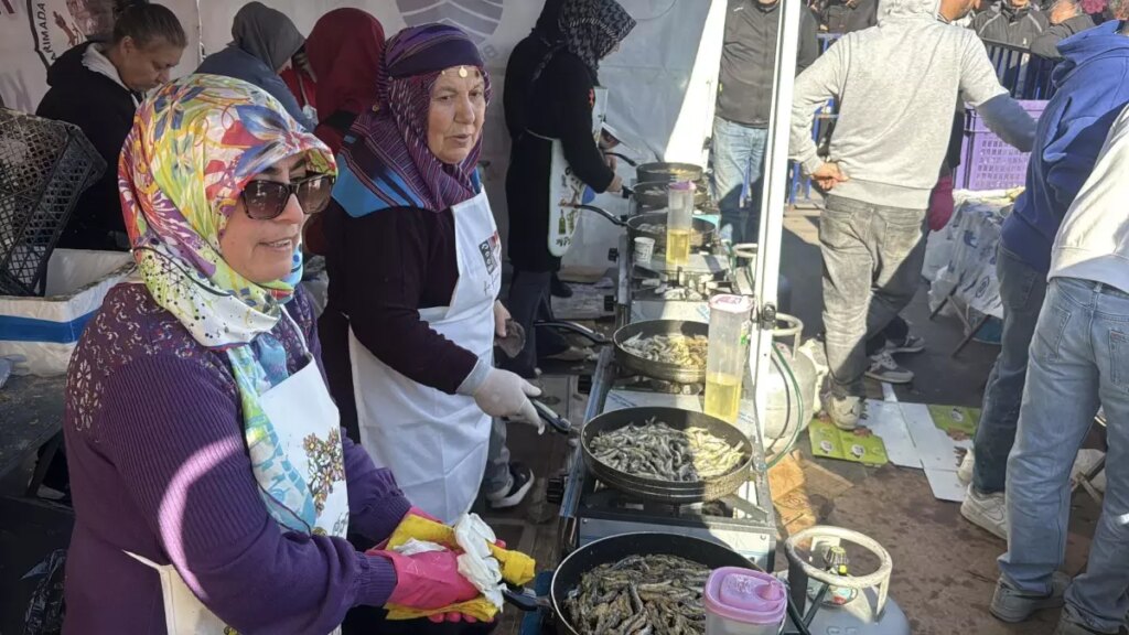 Bodrum’da Hamsi Festivali’nde 3 ton hamsi dağıtıldı, 100 metrelik kuyruk oluştu